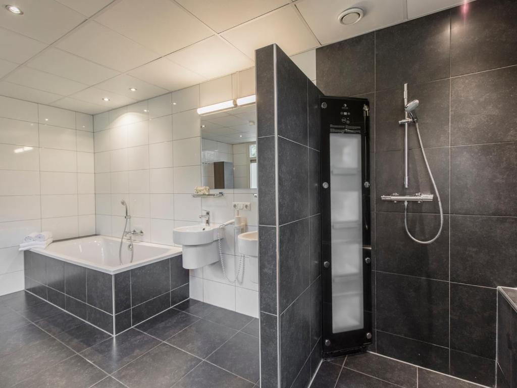 Comfort 6-Person Dog Bungalow In The Holiday Park Landal Heideheuvel Бекберґен Номер фото