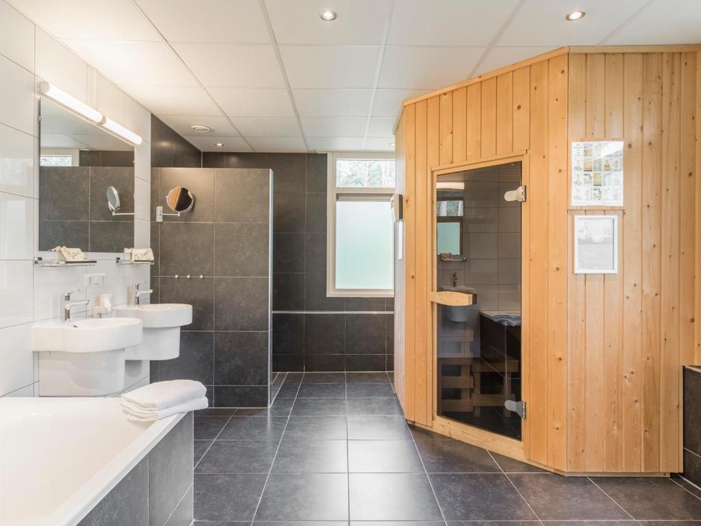 Comfort 6-Person Dog Bungalow In The Holiday Park Landal Heideheuvel Бекберґен Номер фото