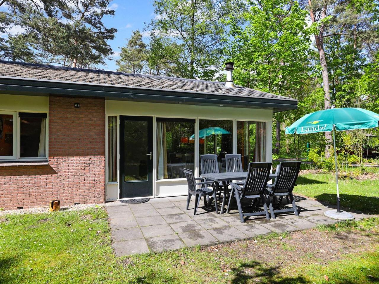 Comfort 6-Person Dog Bungalow In The Holiday Park Landal Heideheuvel Бекберґен Номер фото