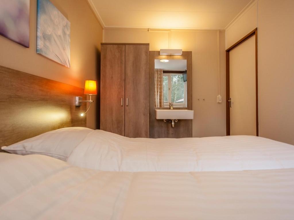 Comfort 6-Person Dog Bungalow In The Holiday Park Landal Heideheuvel Бекберґен Номер фото